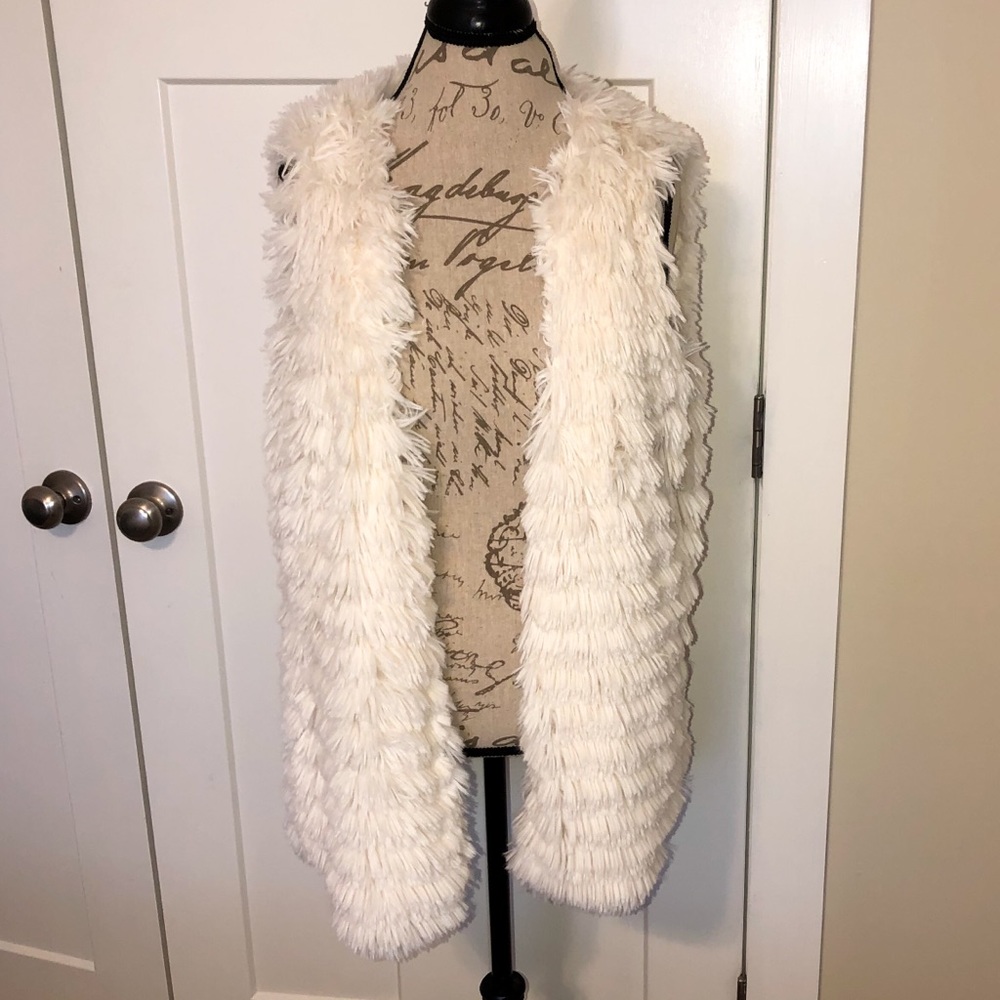White Fluffy vest!🤍